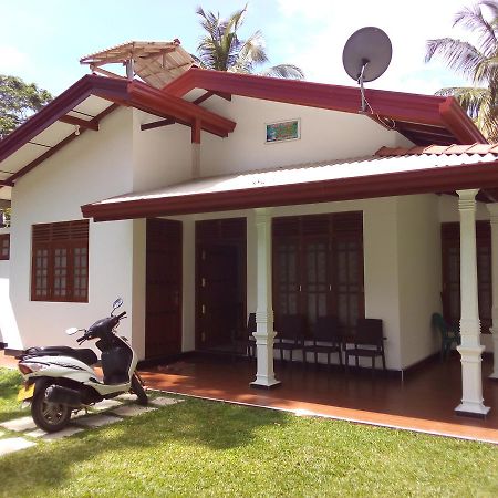 Surf Bay House Hotel Dickwella Exterior photo