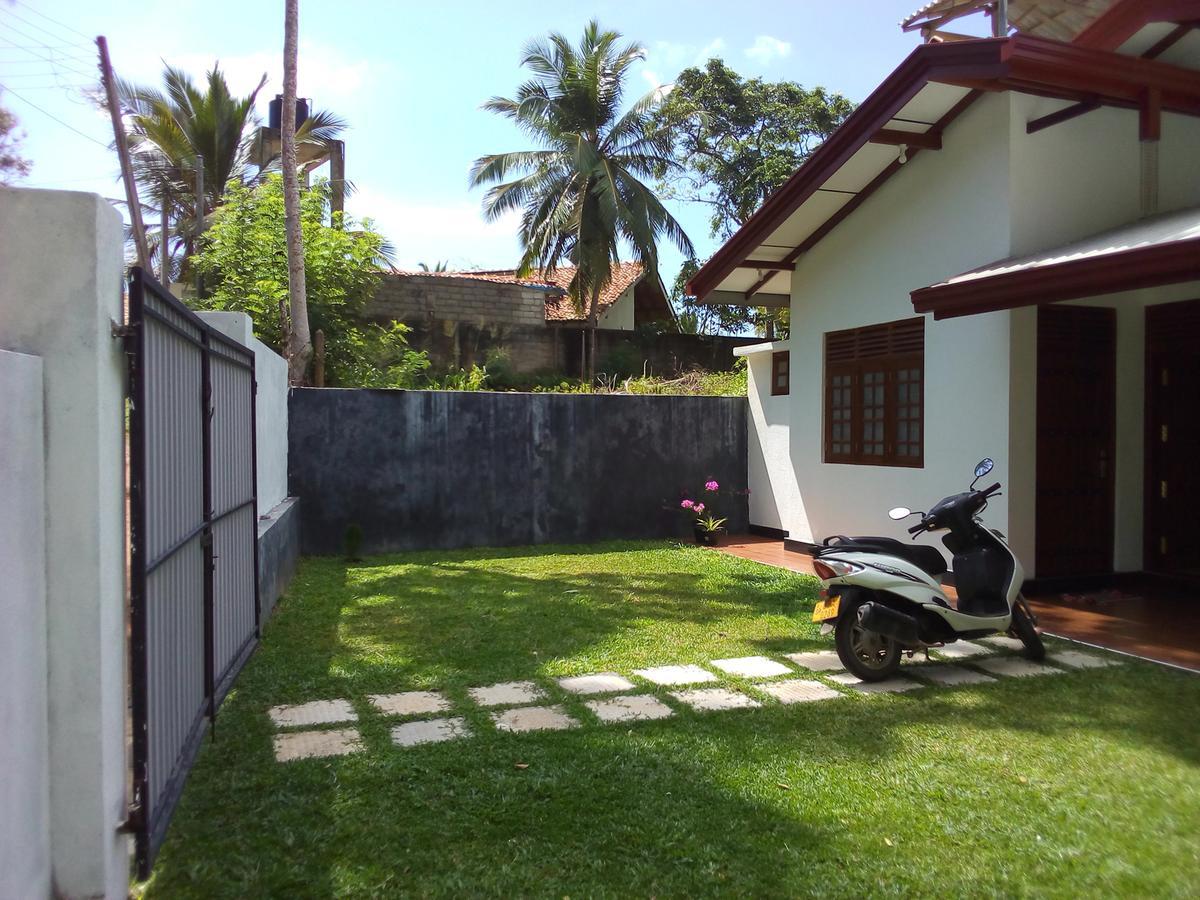 Surf Bay House Hotel Dickwella Exterior photo